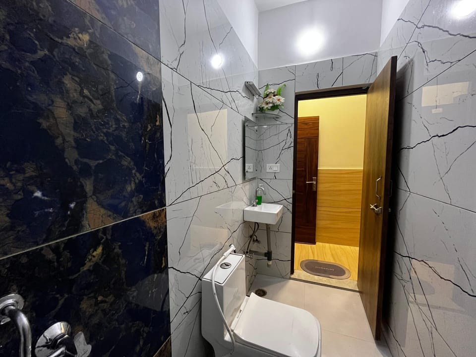 Family Room | Bathroom | Shower, eco-friendly toiletries, slippers, towels