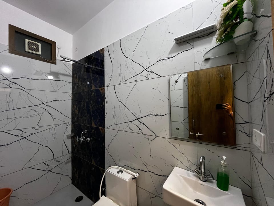 Family Room | Bathroom | Shower, eco-friendly toiletries, slippers, towels