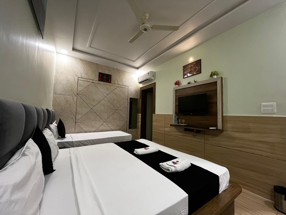 Family Room | Egyptian cotton sheets, premium bedding, Select Comfort beds