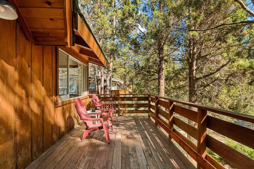 Enjoy the tranquil surroundings, encompassing tall trees and mountain views out on the deck.
