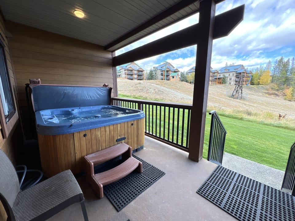 Your very own private hot tub on the rear deck, overlooking the T-Bar. Ski to the deck, boots off and soak.....  Repeat daily for total relaxation.