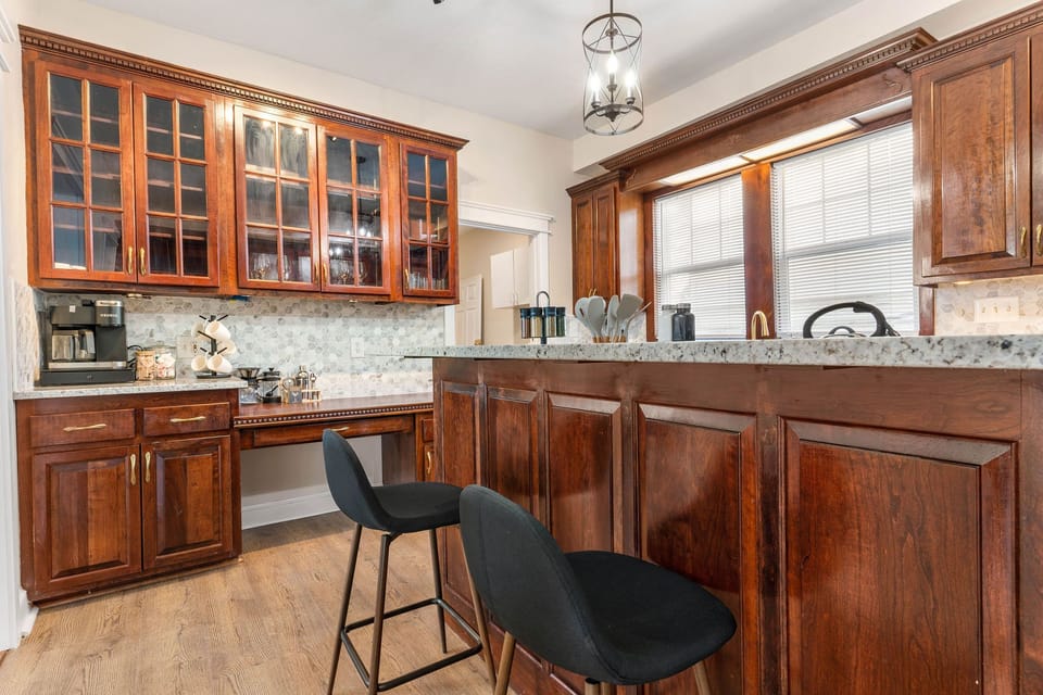 High end fully stocked kitchen with island