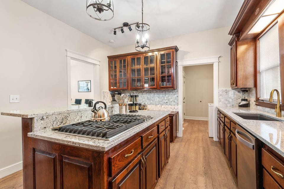 High end fully stocked kitchen with island