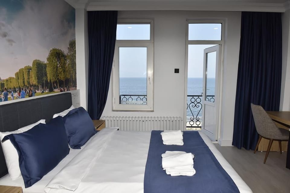 STANDARD SEA VIEW ROOM | Desk, free WiFi