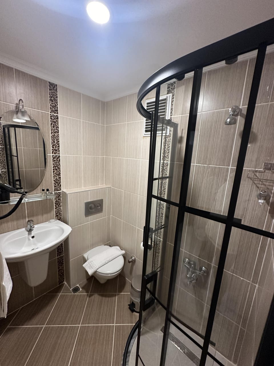 STANDARD SEA VIEW ROOM | Bathroom | Hair dryer, slippers