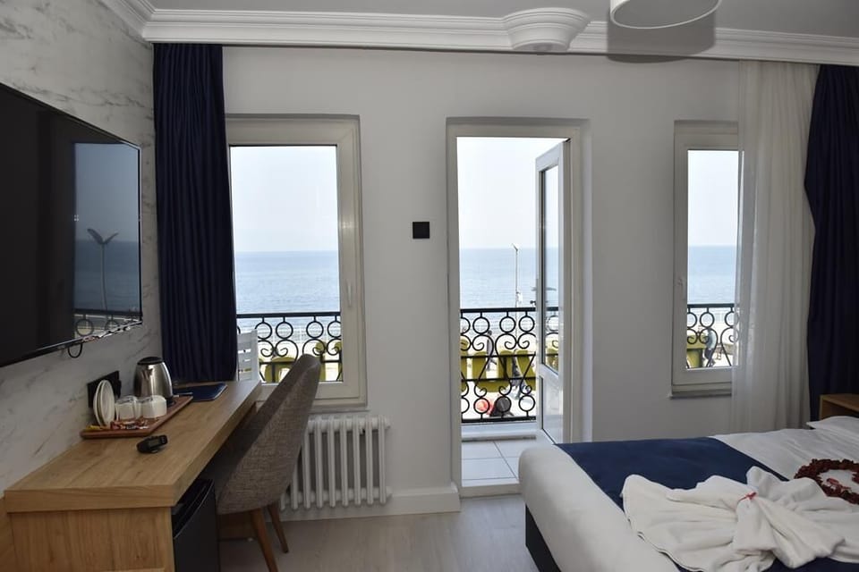 STANDARD SEA VIEW ROOM | Desk, free WiFi