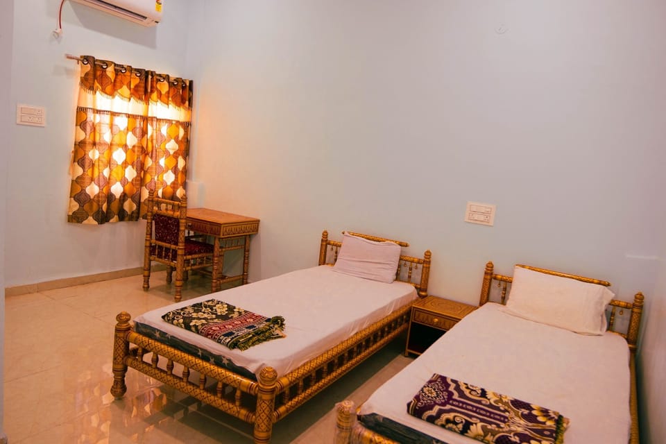 Deluxe Double or Twin Room | Laptop workspace, bed sheets