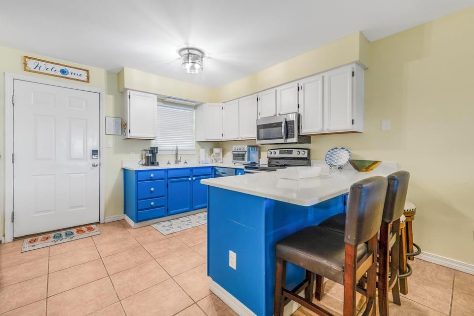 Eat-in kitchen bar seating