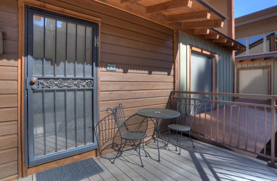 Entry Patio with Outdoor Seating - Seating for Two People