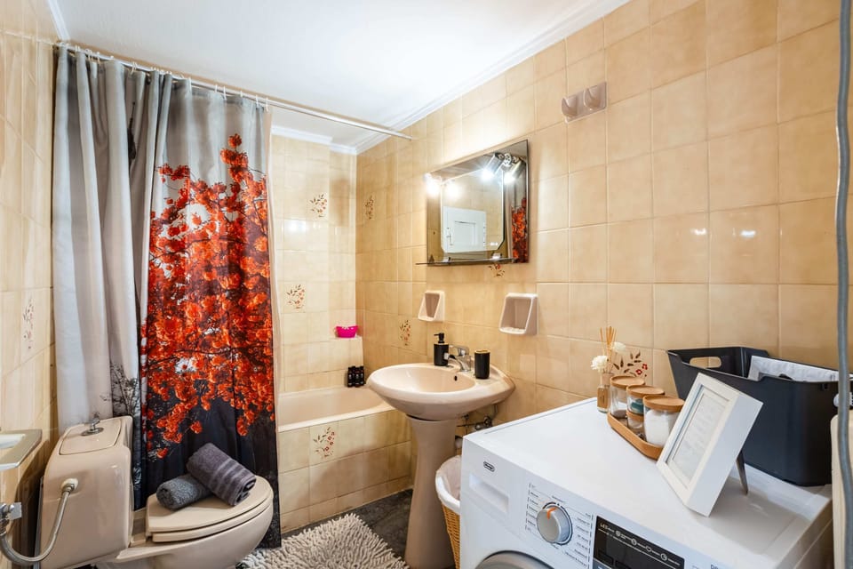 Bathroom with Bathtub and Shower – Practical and stylish, offering both comfort and convenience.