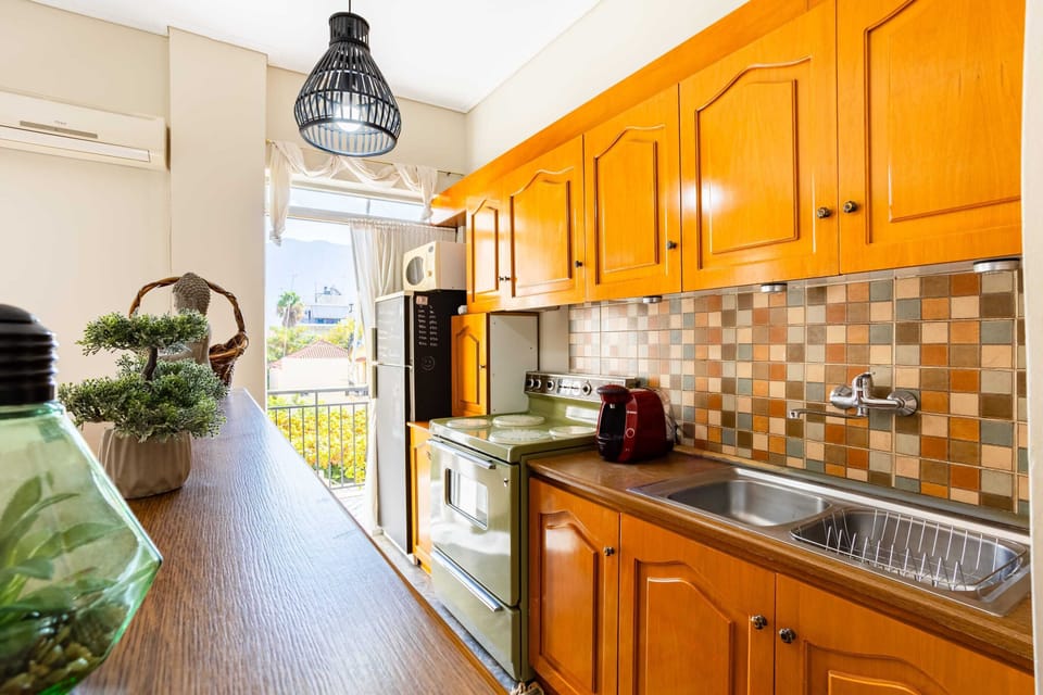 Bright and Functional Kitchen – Traditional design meets modern comfort for everyday use.