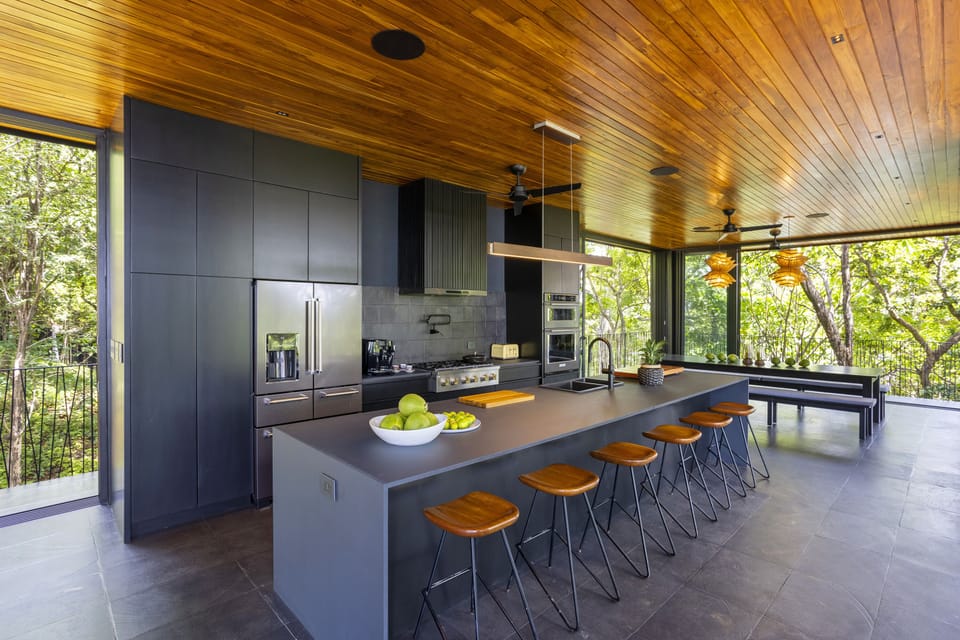 Fully equipped kitchen with very high-end appliances. Jura Espresso machine.