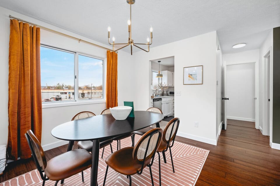 Dine in style with panoramic window views 🌇