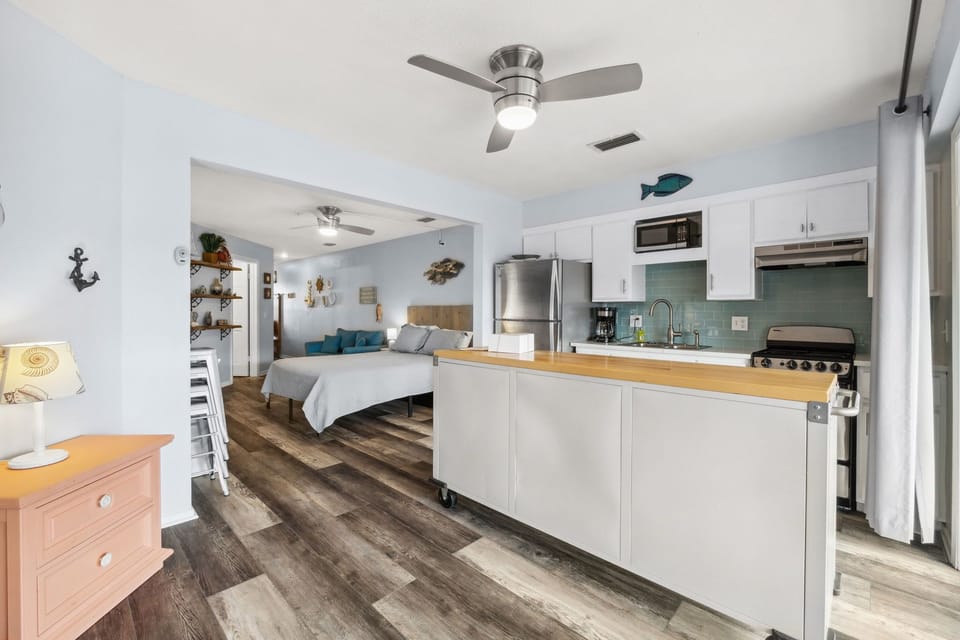 Well equipped kitchen with  a moving Island! 