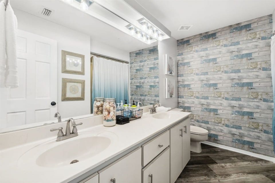 Hallway Bathroom with Shower Tub Combo