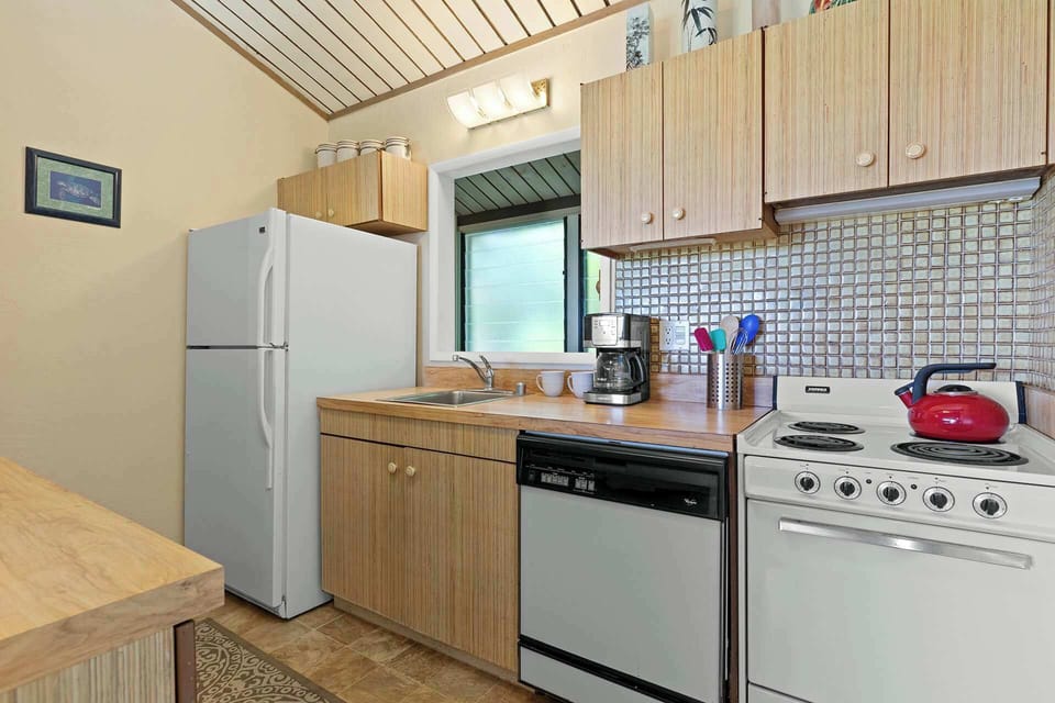 Condo, 1 King Bed with Sofa bed, Lanai, Ocean View (Koana's Ocean Hale) | Private kitchen | Fridge, microwave, oven, stovetop