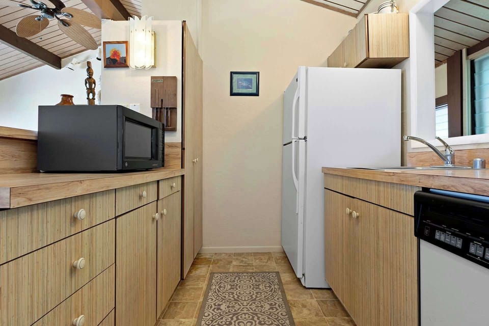 Condo, 1 King Bed with Sofa bed, Lanai, Ocean View (Koana's Ocean Hale) | Private kitchen | Fridge, microwave, oven, stovetop