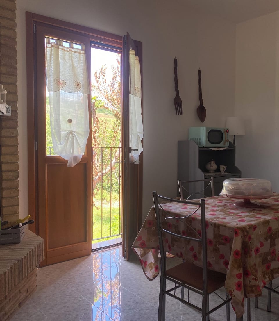 Full-size fridge, microwave, oven, stovetop