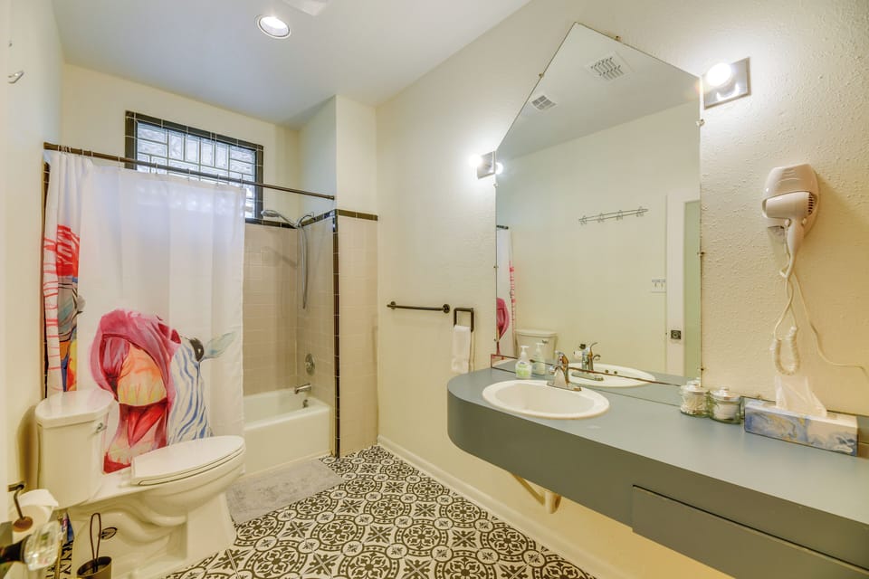 San Antonio Gem in Prime Location w/ Outdoor Space Cottage in San Antonio
