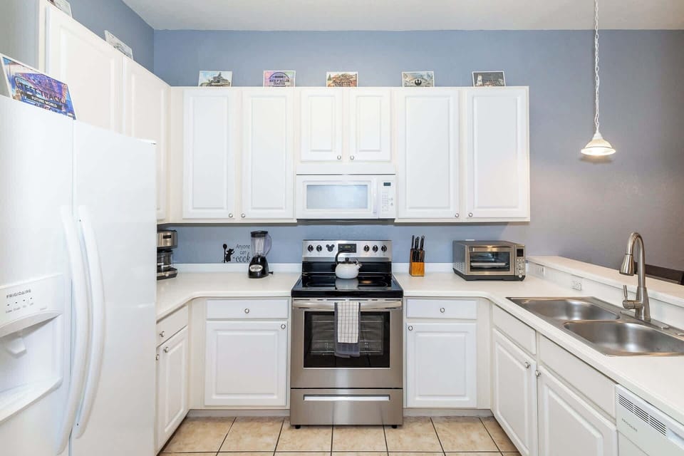 Condo, Multiple Beds, Pool Access, Garden View (Dreamers Oasis At Bahama Bay) | Private kitchen | Fridge, microwave, oven, stovetop