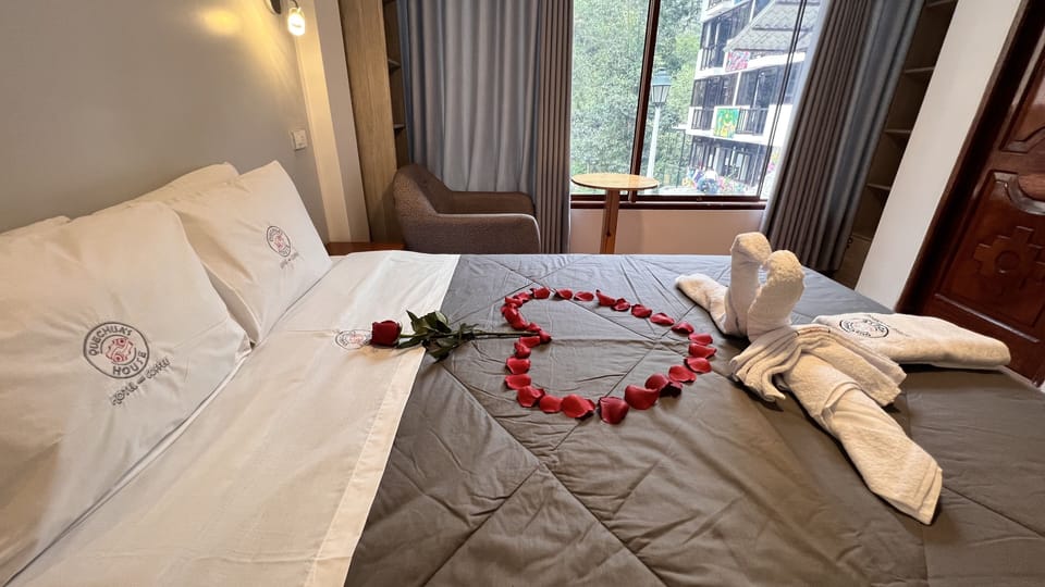 Comfort Room, 1 Queen Bed, Park View | WiFi (free)