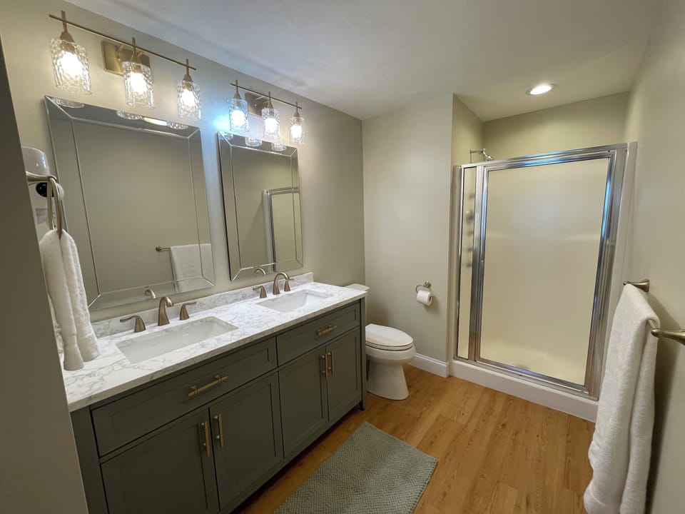 1st floor full bathroom en-suite to Queen bedroom