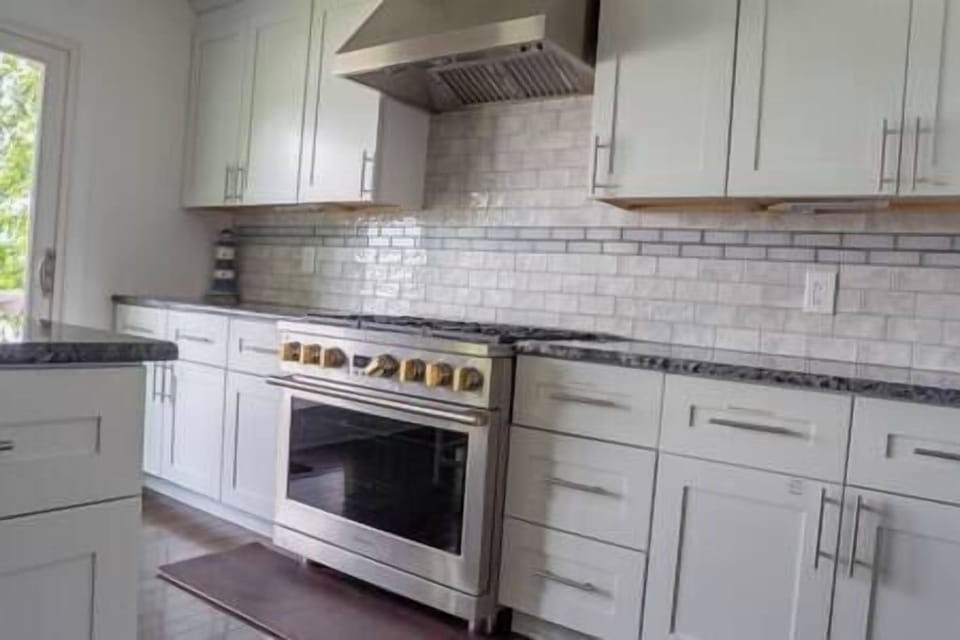 Kitchen w/gas stove
