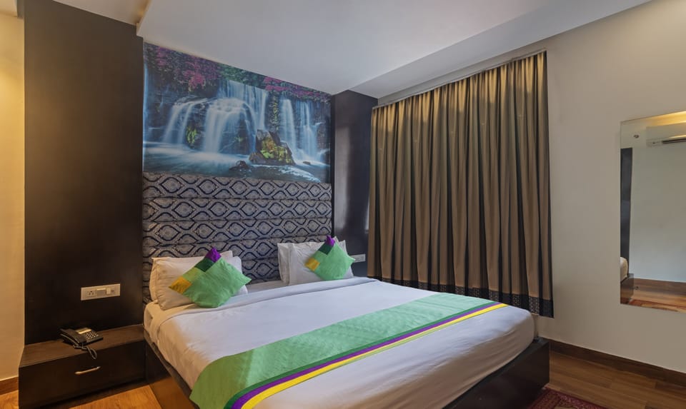 Deluxe Double or Twin Room | In-room safe, desk, bed sheets