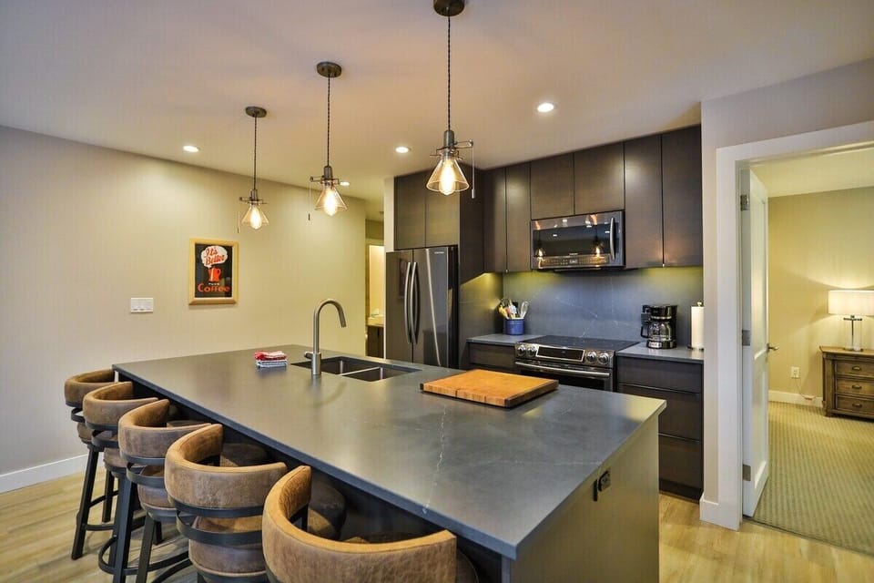 Fully stocked kitchen so you can pack light! 