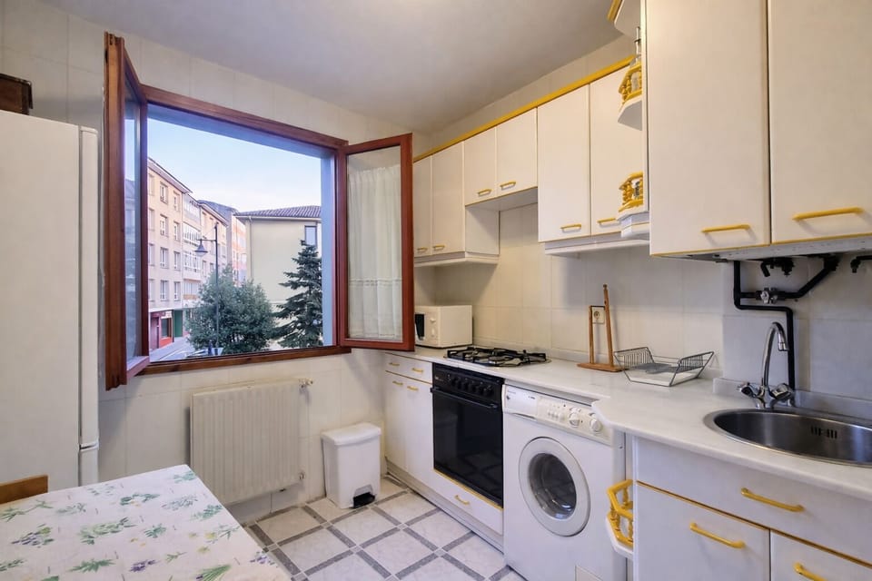 Kitchen or kitchenette,Street view