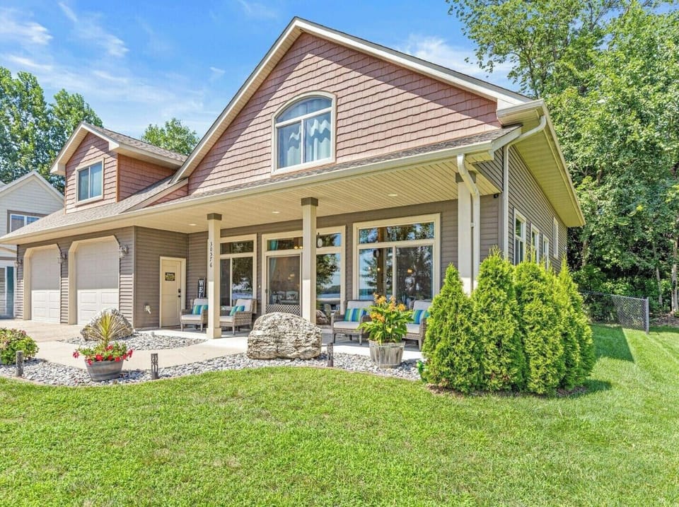 Large 4 bedroom Lakefront Cabin