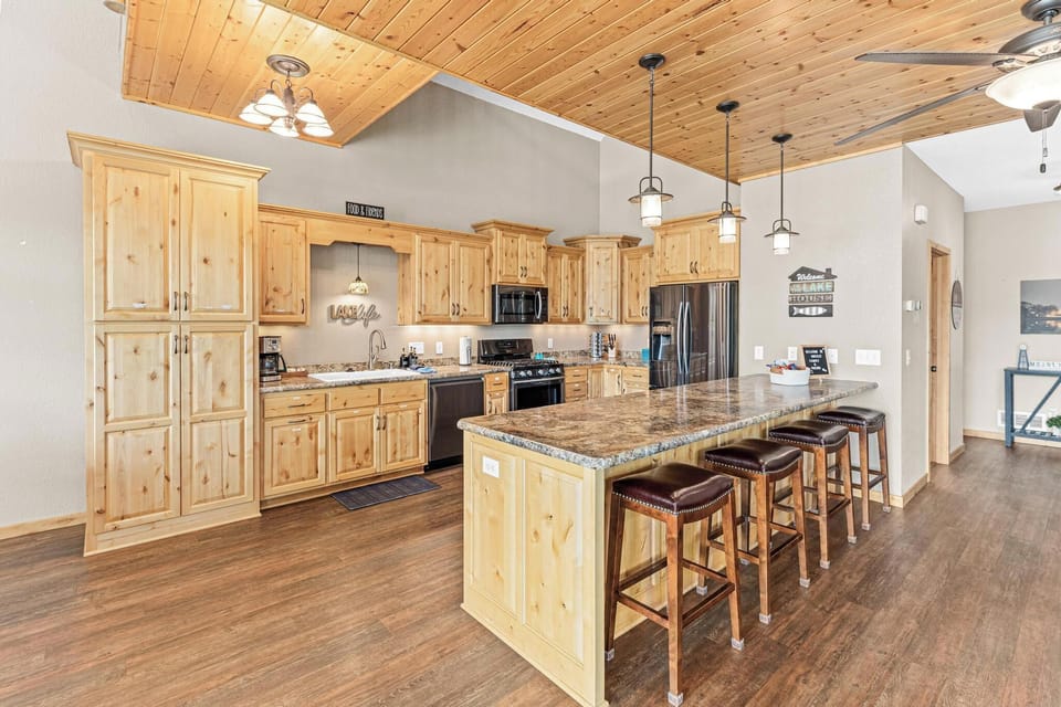 Oversized 11 ft island with stocked kitchen