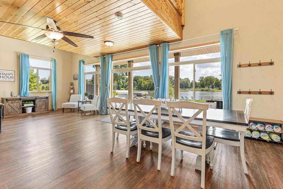 Enjoy a meal together with plenty of seating