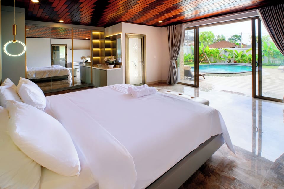 Luxury Villa | Desk, WiFi (free), bed sheets