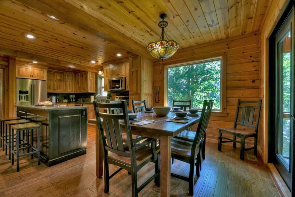 Dining table for 6 and additional bar seating