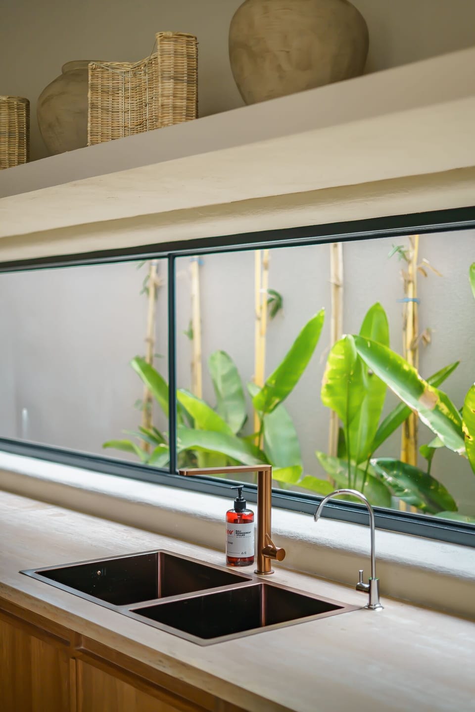 Fridge, oven, stovetop, electric kettle