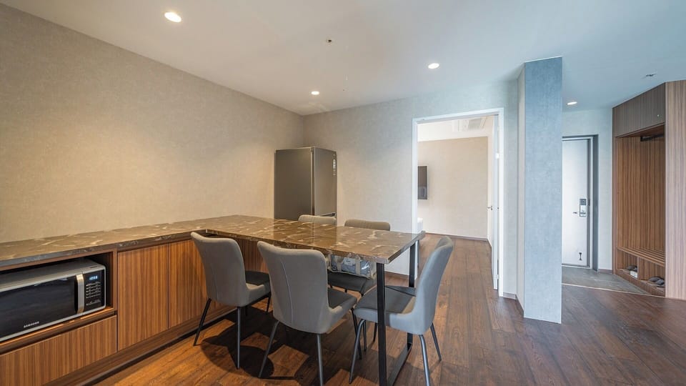 Royal Room | Living area | 50-inch Smart TV with cable channels