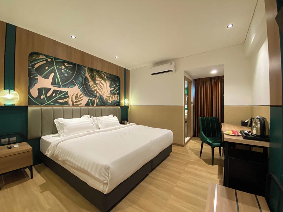 Premier (FEELING) Doublebed | Desk, soundproofing, WiFi (free), bed sheets