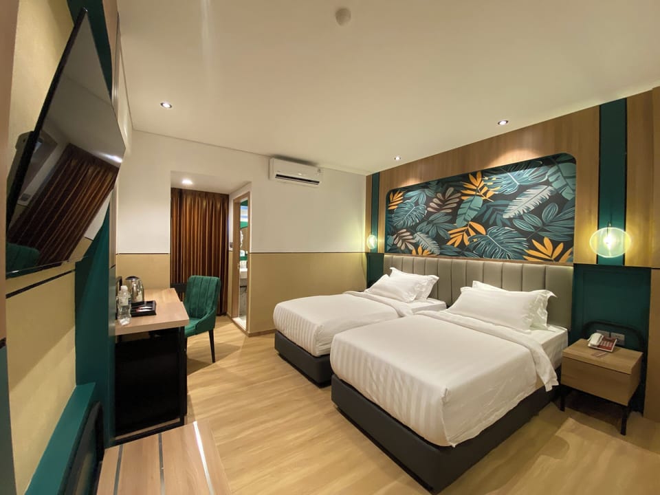 Premier (FEELING) Twinbed | Desk, soundproofing, WiFi (free), bed sheets