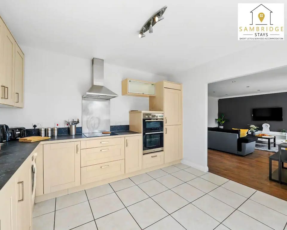 Apartment | Private kitchen | Fridge, microwave, oven, stovetop