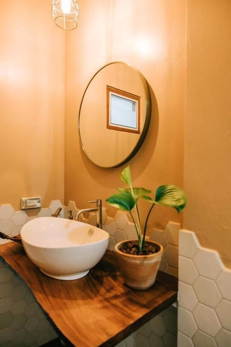 Standard Twin Room, Garden View | Bathroom | Shower, free toiletries, hair dryer, slippers