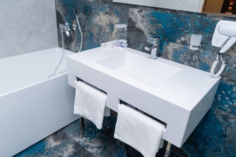 Superior Twin Room | Bathroom | Slippers