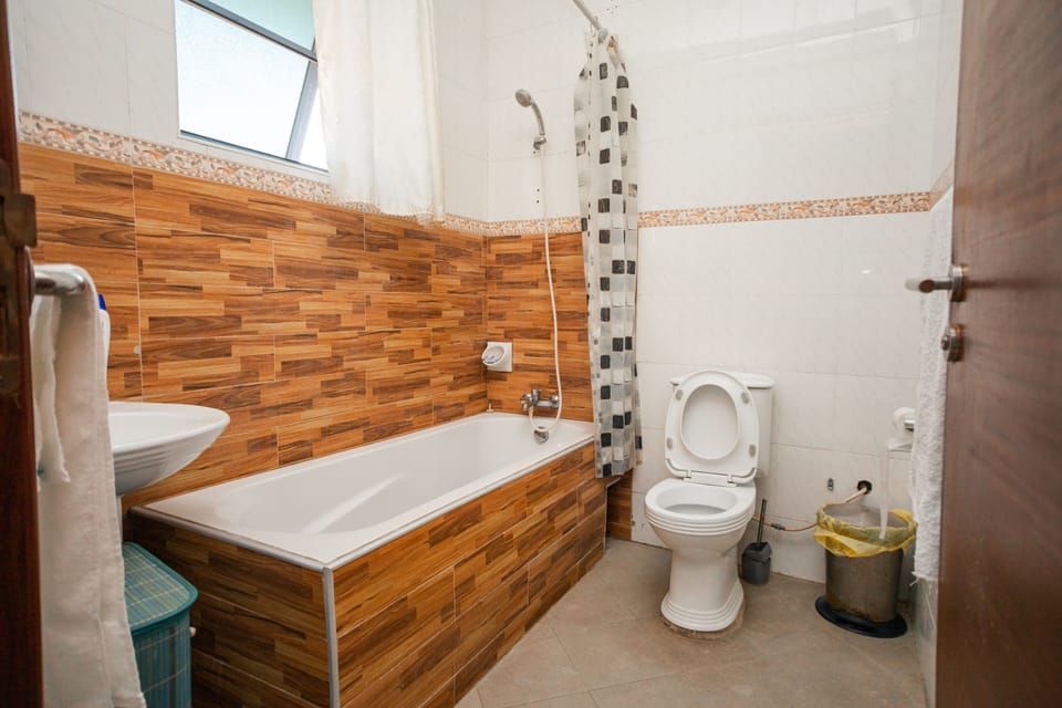 Basic Room | Bathroom | Free toiletries, towels