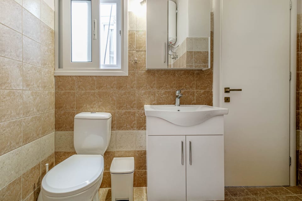 City Apartment | Bathroom | Shower, hair dryer, towels, soap