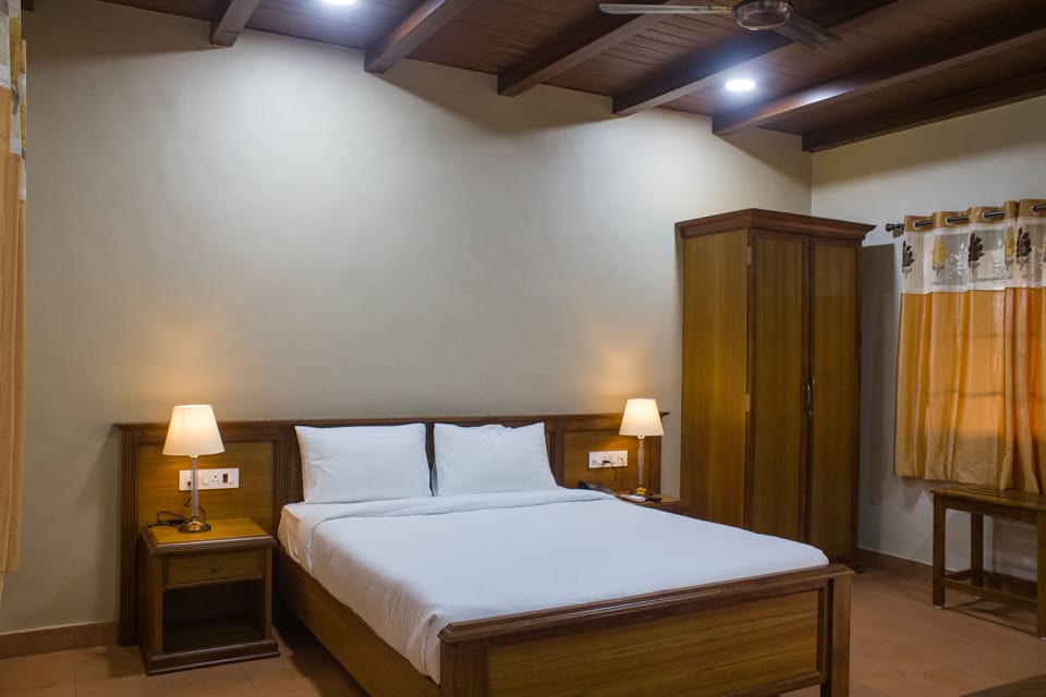 Deluxe Double Room, 1 Queen Bed | Individually decorated, individually furnished, desk, laptop workspace