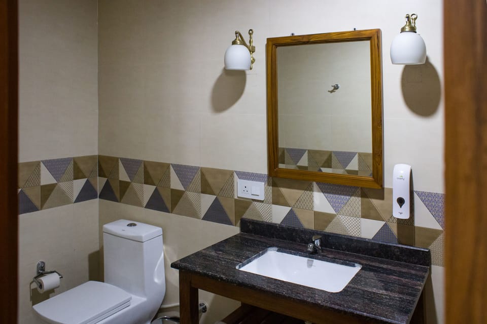 Deluxe Double Room, 1 Queen Bed | Bathroom | Slippers
