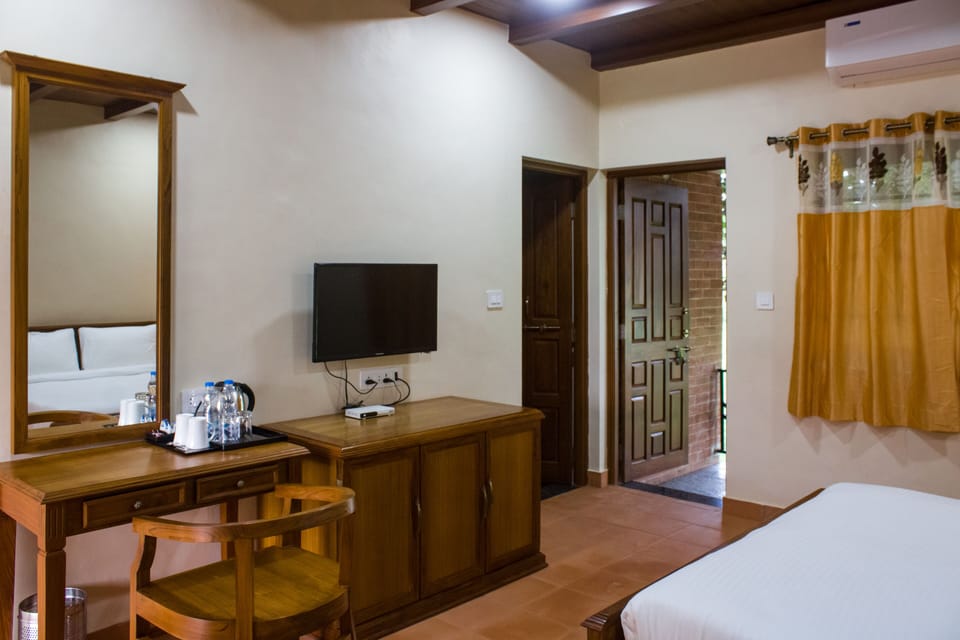 Deluxe Double Room, 1 Queen Bed | Individually decorated, individually furnished, desk, laptop workspace