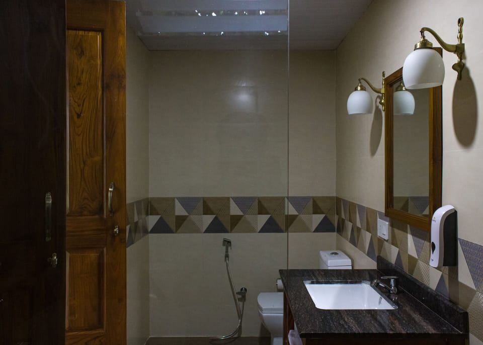 Deluxe Double Room, 1 Queen Bed | Bathroom | Slippers