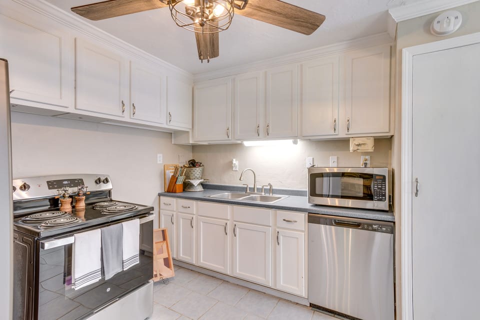 Kitchen | Microwave | Trash Bags/Paper Towels