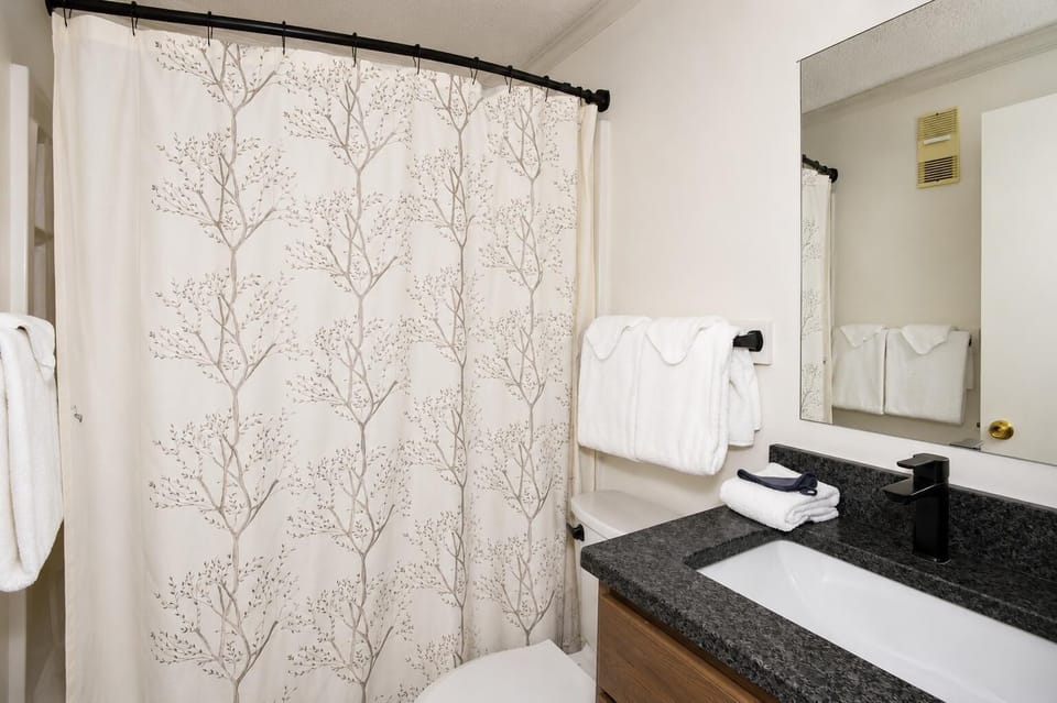 The hallway bathroom offers easy access for all Guests.